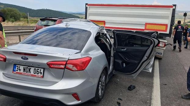 Karabük'te otomobil, TIR'a arkadan çarptı 1 kişi hayatını kaybetti, 6'sı çocuk 8 kişi yaralandı