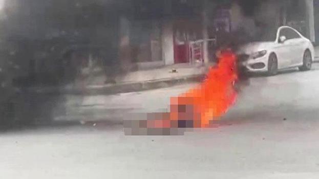 Hatay'da zihinsel engelli şahıs üzerine benzin döküp kendini yaktı: Korku dolu anlar kamerada