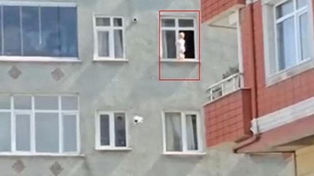 3’üncü katın evin penceresinde yürüyen bebek yürekleri ağza getirdi