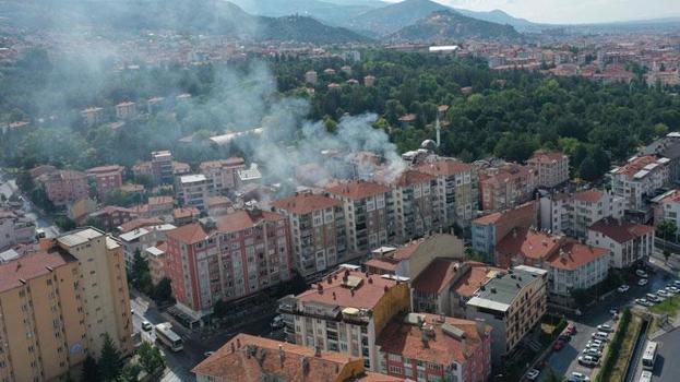 Kütahya'da yıldırım düşen apartmanın çatısında yangın çıktı