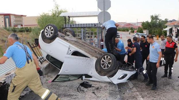 Kontrolden çıkıp takla atan otomobildeki 4 üniversite öğrencisi yaralandı