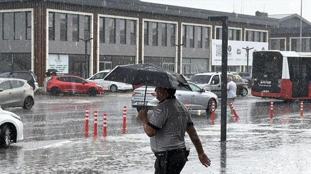 Düzce’de sağanak yağış etkili oldu cadde ve sokakları su bastı