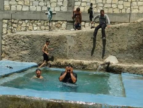 Batman'da tarlanın yanına kurdular: Kavurucu sıcaklık köylüleri dahi yaptı