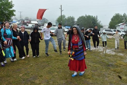 Sakarya'da 116 yıllık gelenek: Yağmur çamur dinlemeden yaşatıyorlar