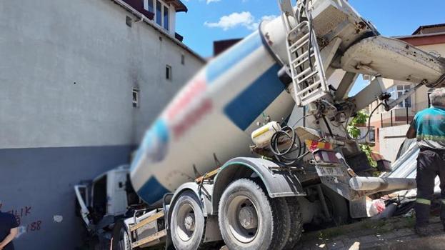 Ümraniye'de korku dolu anlar! Kontrolden çıkan beton mikseri binaya çarptı