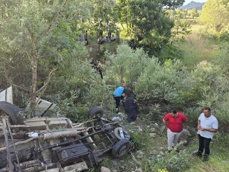Bingöl'de feci kaza! Uçuruma yuvarlanan araçtaki 3 kişi can verdi