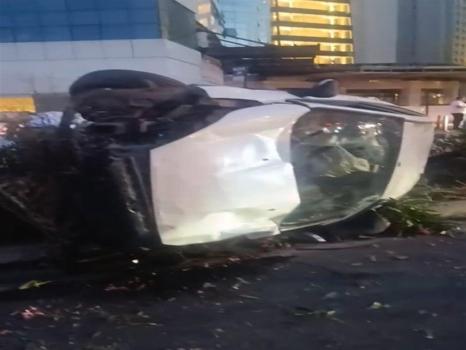 Bakırköy'de hakimiyetini kaybetti: 2 araca birden çarptı