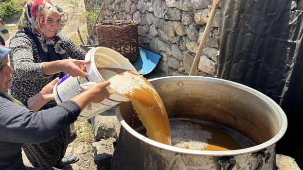 Bir damlası için günlerce emek veriliyor! Asırlık yöntemle kadınların mesaisi başladı