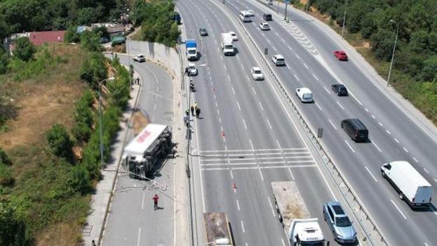 Arnavutköy'de facianın eşiğinden dönüldü! Bariyerleri aşan kamyon yan yola devrildi
