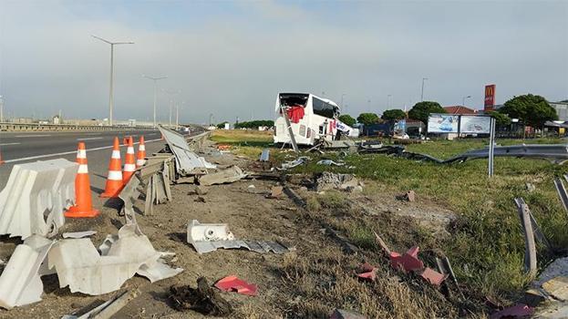 Bolu'da feci kaza! Yolcu otobüsü, bariyer ve tabelaya çarptı: Çok sayıda yaralı...