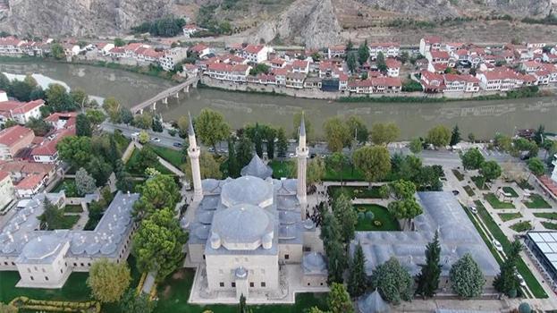 Şehzade özellikle yaptırmış! Dikkatli bakınca görülüyor, işte 540 yıllık caminin kapısındaki gizemli işaretin sırrı....