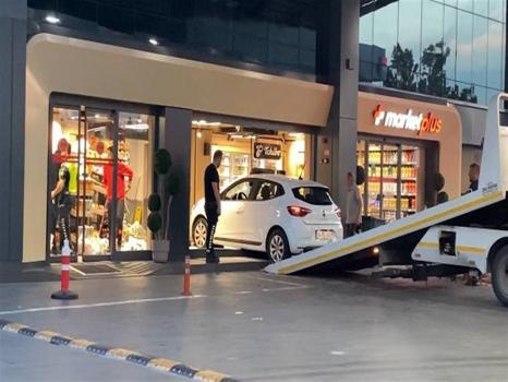 Bağcılar'da otomobil akaryakıt istasyonuna daldı!