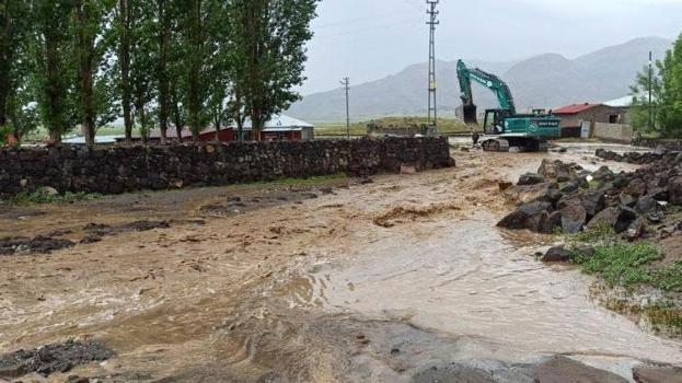 Sağanak sonrası Ağrı'da taşkınlara müdahale edildi