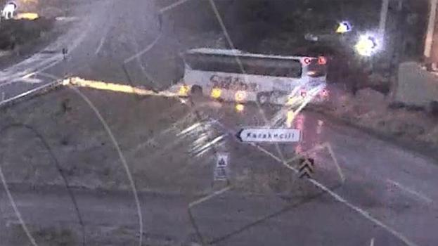 Kırıkkale'de 1 kişinin öldüğü, 40 kişinin yaralandığı otobüs kazası kamerada