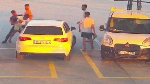 Yol verme tartışması kavgaya dönüştü: olay anı kamerada