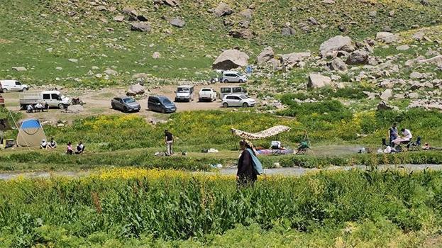 Yaz sıcağında bir doğa harikası: Cennet cehennem vadisi ziyaretçi akınına uğradı