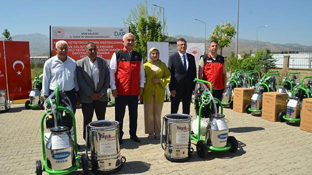 Muş'ta 518 üreticiye elektrikli yayık ve süt sağım makinesi dağıtıldı