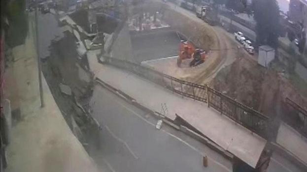Rize’de yolda göçük meydana geldi! Çökme anı güvenlik kamerasına böyle yansıdı