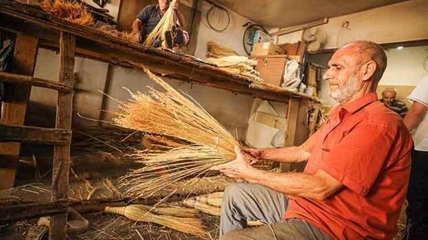 Sakarya'da bu işi yapan sadece 70 usta kaldı: 52 yıldır aynı tezgahtan çıkarıyor, zamana direnen zanaatı yaşatmaya çalışıyor