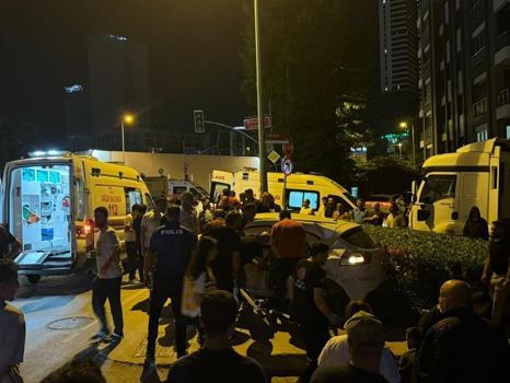 Hafriyat kamyonu ezdi geçti: Otomobil ile çarpıştı! 1'i ağır 4 yaralı