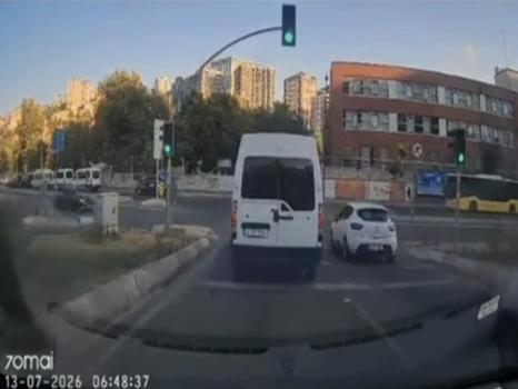 Eyüpsultan'da korkunç kaza: Otomobil trafik ışıklarına çarparak savruldu