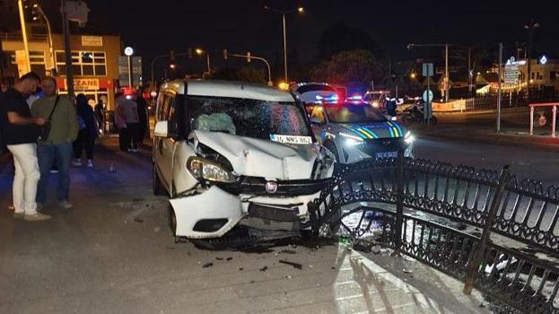 Adapazarı'nda iki motosiklete çarpan sürücü ortalığı savaş alanına çevirdi