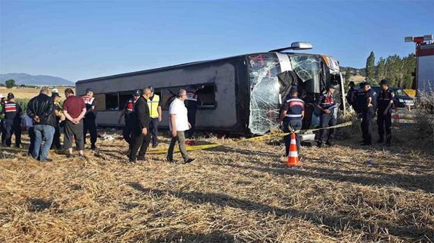 Amasya'da yolcu otobüsü devrildi: 2'si ağır 46 kişi yaralandı
