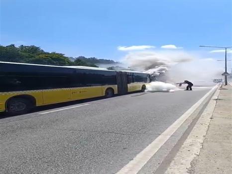 Ataşehir'de korku dolu anlar: İçinde yolcu varken alev aldı