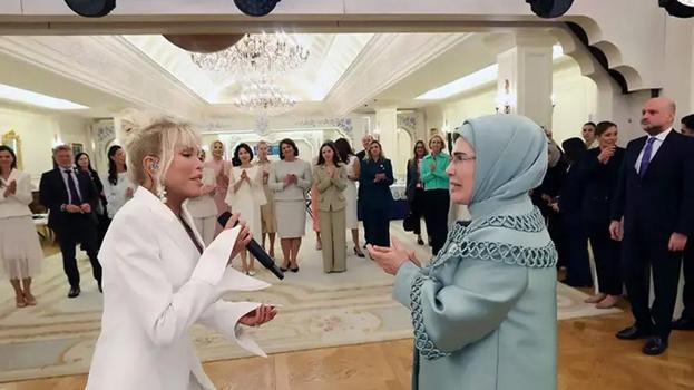 Süperstar Ajda Pekkan bu kez şarkılarını First Lady'ler için söyledi
