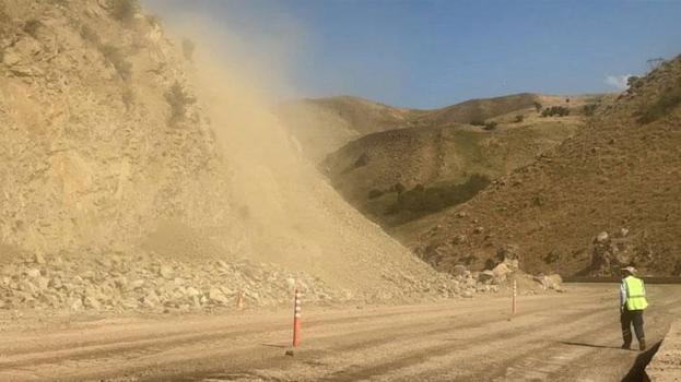 Van-Yüksekova yolunda kaya parçaları ulaşımı aksattı
