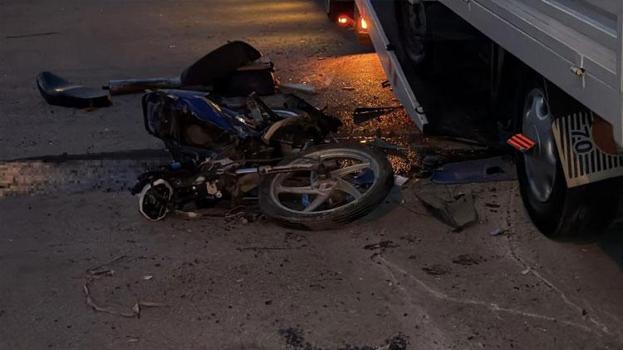 Motosiklet ile kamyonet çarpıştı 1 kişi hayatını kaybetti