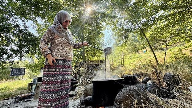 At sırtında taşınıyor, güneşte 7 gün bekletiliyor! Bingöl’ün tescilli lezzeti Sivan Dut Pekmezi sofralara ulaşmak için yola çıktı!