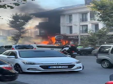Beylikdüzü'nde korkutan yangın: İş yerinin üst katlarına sıçradı