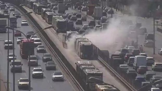 Avcılar'da metrobüsün motoru alev aldı! Yolcular panik yaşadı