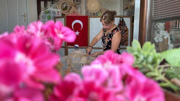 Hayalini gerçekleştirdi, kadınlara ilham oldu! Rattan sanatıyla hem üretiyor hem öğretiyor