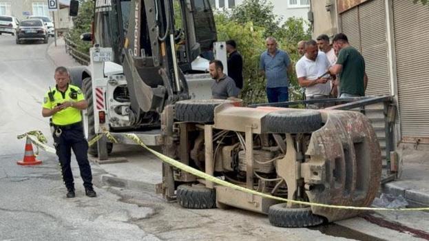 Forklift rampa aşağı inerken devrildi 1’i ağır 2 kişi yaralandı