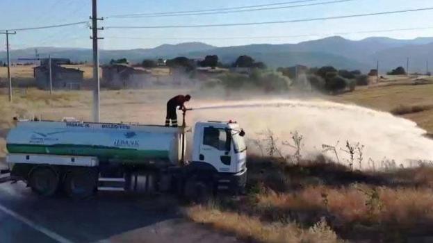 Kütahya'da arazi yangını korkuttu: Bir itfaiye eri dumandan etkilendi