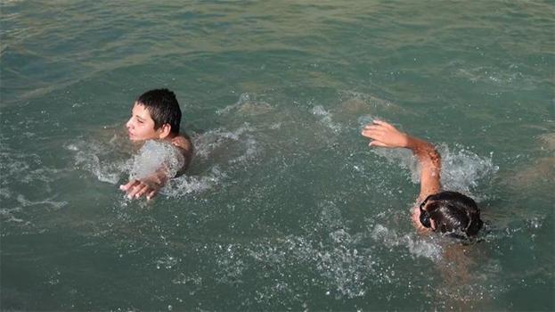 Erzincanlı çocukların kavurucu sıcaklarla yaratıcı mücadelesi: Kendi havuzlarını kendileri yaptılar!