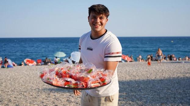 Antalya'da genç girişimciden ilginç fikir! Karpuzu sandviçe dönüştürdü: Turistlerin yeni gözdesi oldu