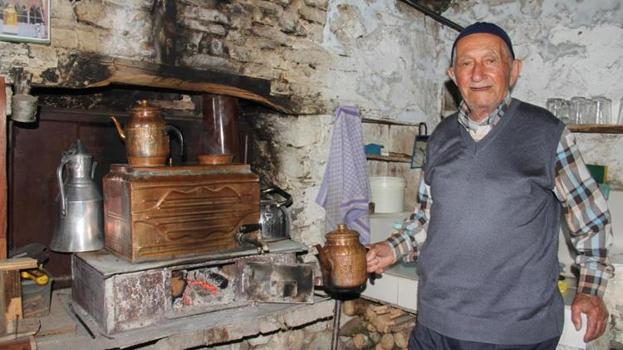 93 yaşında her gün kapısını açıyor! 70 yıllık taş kahvehaneyi tek başına yaşatıyor