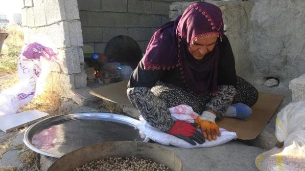 Tadını kumdan alan lezzet! Gercüş'ün geleneksel yöntemlerle bin bir zahmetle yapılan kumda leblebisine yoğun ilgi