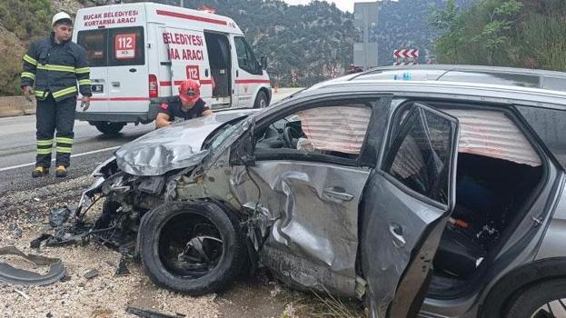 Isparta-Antalya kara yolunda pikap ile otomobil çarpıştı