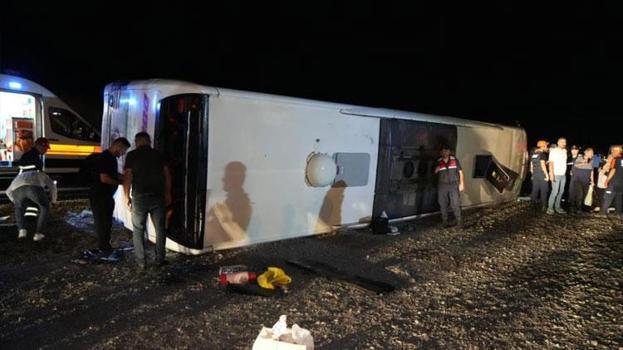 Kontrolden çıkan yolcu otobüsü şarampole devrildi