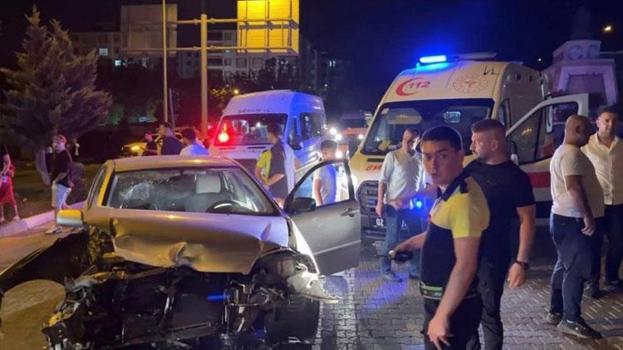 İki otomobilin çarpıştığı kazada 3 kişi yaralandı