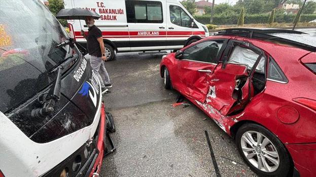 Yolcu midibüsü ile otomobil çarpıştı kazada 5 kişi yaralandı