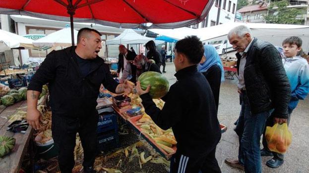 Mudurnu’da hayırsever esnaf 1 ton karpuzu 1 saatte ücretsiz dağıttı