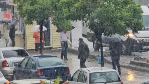 Sağanak etkili oldu, vatandaşlar saçak altlarına sığındı