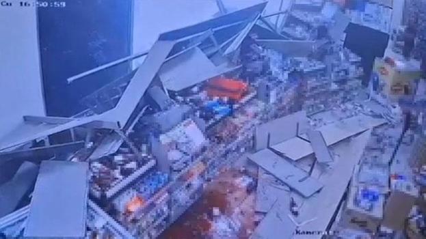 Muğla'da kontrolden çıkan otomobil markete daldı, vatandaşlar ölümden döndü