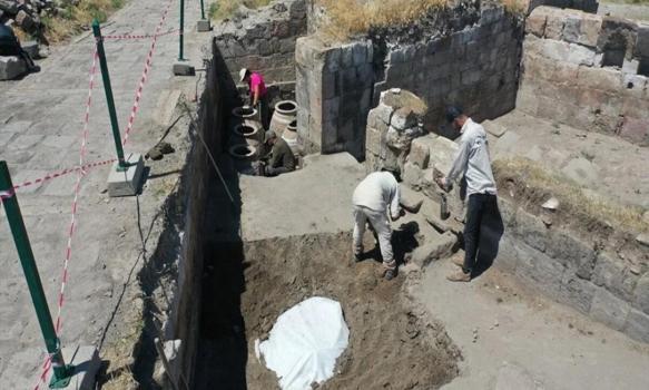 100 kişilik ekip 5 küp görünce her şey durdu: Çarşının ortasını kazarken gizemli depo çıktı