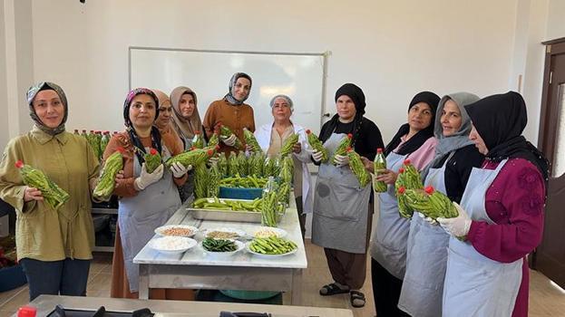 Midyat'ta kadınlar güçlerini birleştirdi: El emeği turşuları üretip yurdun dört bir yanına gönderiyorlar